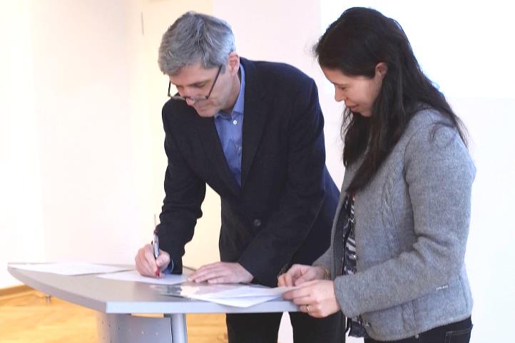 Prof. Dr. Frank Ewert and Prof. Dr. Sonoko D. Bellingrath-Kimura documenting the agreement | © Dr. Tarao, TUAT