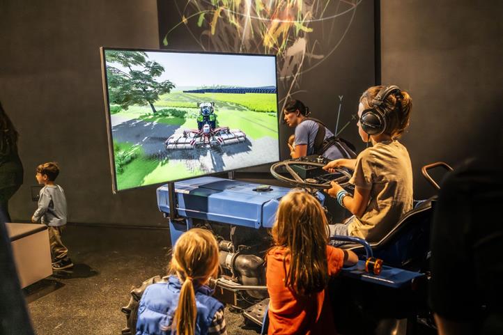 Interaktive Feldfahrt im Futurium Lab zu Agri-Photovoltaik, Agroforst und Artenvielfalt.