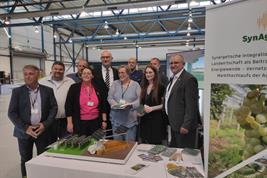 Brandenburgs Ministerpräsident Dietmar Woidke und Präsident des Brandenburger Landesbauernverbandes Henrik Wendorff besuchen den Stand des ZALF beim Bauerntag 2024 in Cottbus.