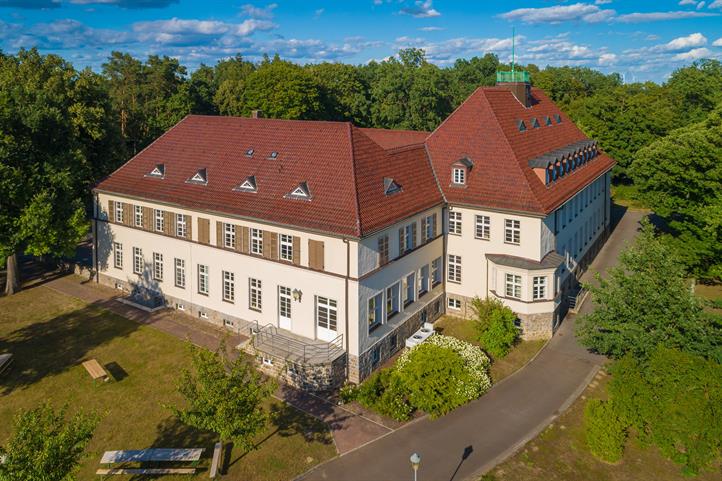 Drohnenaufnahme des ZALF-Hauptgebäudes in Müncheberg | Quelle: © Jarno Müller / ZALF.