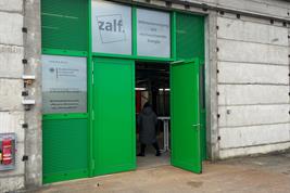 ZALF-grüne Tür zur neuen Holzhackschnitzelanlage