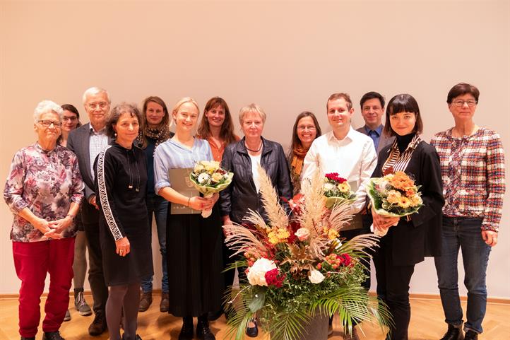 Gruppenbild nach der Preisverleihung mit den Preisträgerinnen und Preisträger, der Jury und der Bürgermeisterin der Stadt Müncheberg. | Quelle: © Kristina Backhaus / ZALF.