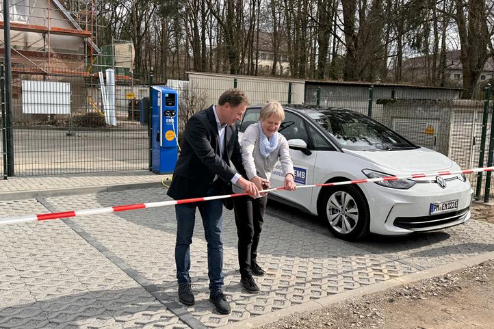 Zur Eröffnung der Ladesäulen am ZALF in Müncheberg durchtrennten Martin Jank, Administrativer Direktor des ZALF, und Uta Barkusky, Bürgermeisterin der Stadt Müncheberg, feierlich das 