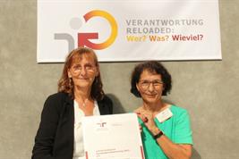 Marion Tauschke und Angelika Wurbs vom ZALF nehmen das Zertifikat für das audit berufundfamilie entgegen