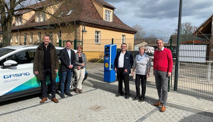 Opening of the first e-charging stations at ZALF in Müncheberg in the presence of representatives of ZALF, the city of Müncheberg and the operator.