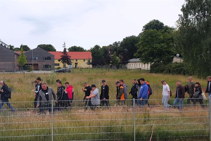 Teilnehmerinnen und Teilnehmer beim Havelländer Azubitag 2024 in der ZALF-Forschungsstation Pauinenaue | Quelle: © Axel Behrendt / ZALF.