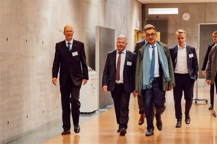  Representatives from science and politics walk down a corridor together. | Source: © BMEL.