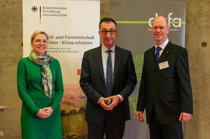 Dr. Claudia Heidecke (Thünen-Institut); Bundeslandwirtschaftsminister Cem Özdemir; Prof. Claas Nendel (ZALF) zur Eröffnung der DAFA Konferenz 