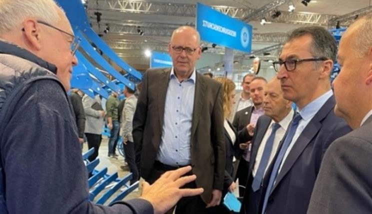 Cem Özdemir at the Agritechnia in conversation with ZALF scientist Prof. Sommer