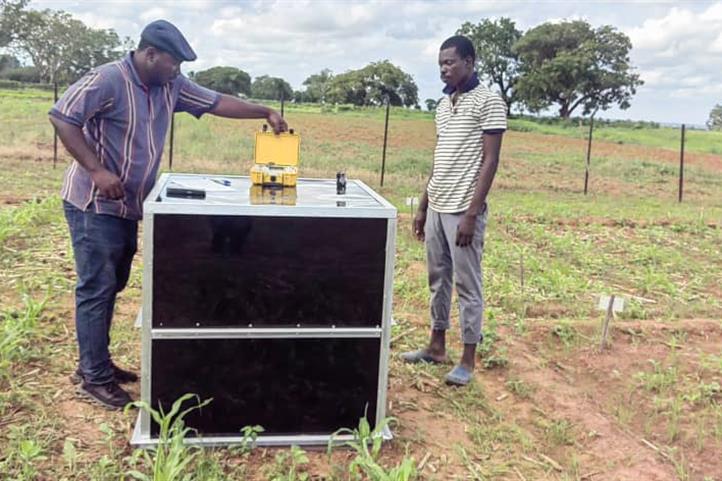The Ecophysiology of Water and Matter Cycling group (ECO) at the Leibniz Centre for Agricultural Landscape Research (ZALF) has launched an open-source handbook for low-cost, DIY environmental sensor development.  | Quelle: Dr. Mathias Hoffmann, Photo: Michael Asante (SARI-CSIR, Ghana, Tamale)

/ ZALF.
