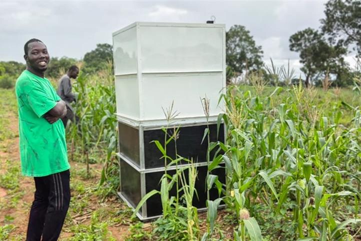 The Ecophysiology of Water and Matter Cycling group (ECO) at the Leibniz Centre for Agricultural Landscape Research (ZALF) has launched an open-source handbook for low-cost, DIY environmental sensor development.  | Quelle: Dr. Mathias Hoffmann, Photo: Michael Asante (SARI-CSIR, Ghana, Tamale)

/ ZALF.