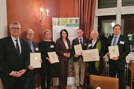 Bild: Martina Englhardt-Kopf (Mitte), Parlamentarische Staatsekretärin im BMLEH, übergab die Förderurkunde für das Forschungsvorhaben FraxRecovery an Projektkoordinatorin Dr. Gitta Langer (2. v. r.) im Beisein von MdB Christian Haase, DFWR-Präsident, Dr. Ben Bubner, Thünen-Institut für Forstgenetik, Prof. Alexandra Erfmeier, Institut für Ökosystemforschung der Uni Kiel (v. l.) sowie Dr. Eric Thurm, Landesforstanstalt Mecklenburg-Vorpommern (r.) und Dr. Ralf-Volker Nagel, Nordwestdeutsche Forstliche Versuchsanstalt (3. v. r.).