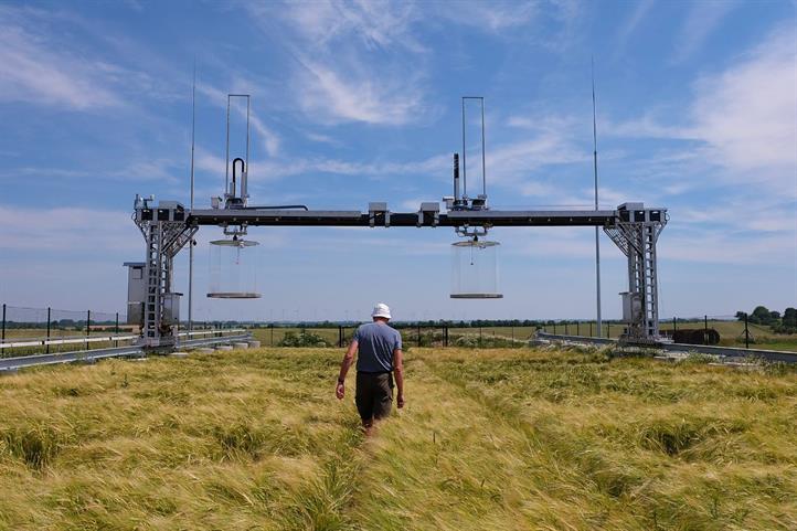   Der vom ZALF entwickelte Portalkran mit Gasmesshauben auf der CarboZALF Fläche im Landschaftslabor AgroScapeLab Quillow in der Uckermark. Mit den Hauben wird  die Freisetzung von Treibhausgasen wie Kohlendioxid und Lachgas in Abhängigkeit von der Landnutzungsart bestimmt.  Foto: Julia Lidauer © ZALF 