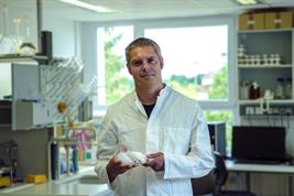 ZALf-Wissenschaftler Jörg Schaller im Labor mit einer Schale Silizium