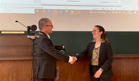 Die ZALF-Wissenschaftlerin Dr. Maren Dubbert lehrt zukünftig als Privatdozentin im Fachbereich Agrarökosystem-Physiologie an der Universität Bonn. Prof. Heiko Schoof, Dekan der Landwirtschaftlichen Fakultät überreicht ihr die Habilitationsurkunde.
