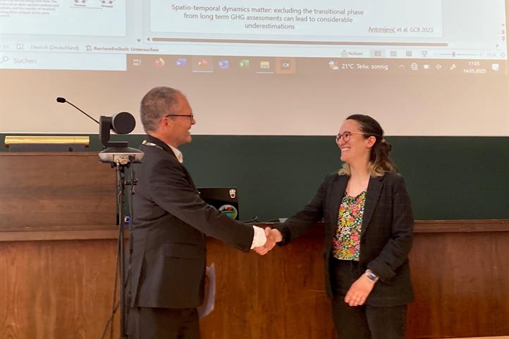 ZALF scientist Dr. Maren Dubbert will be teaching as a private lecturer in the Department of Agricultural Ecosystem Physiology at the University of Bonn. Prof. Heiko Schoof, Dean of the Faculty of Agriculture, presents her with her habilitation certificate | Quelle: © Dr. Maren Dubbert / ZALF, Photo: Dr. Jürgen Burkhardt 