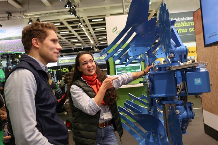 Marisa Gerriets explains the carbon farming plough | Quelle: © Messe Berlin GmbH/ ZALF.