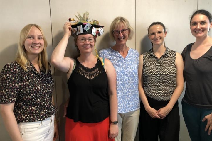 Nadja Heitmann nach ihrer erfolgreichen Disputation im Kreise ihrer Doktorkolleginnen Annika Hoffmann, Anne-Katrin Kersten und Marina Gerling sowie ihrer ZALF supervisor Marina Müller

