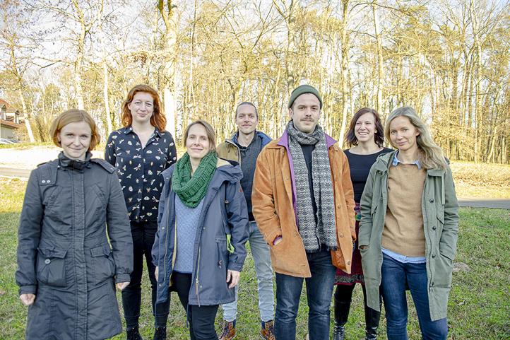 Die Mitglieder der Nachwuchsgruppe BioKum (v.l.n.r.): Steffi Dietrich, Ingrid Bunker, Dr. Sandra Uthes, René Méité, Jonathan Friedrich, Astrid Artner-Nehls, Dr. Jana Zscheischler | Quelle: © Tom Baumeister / ZALF.