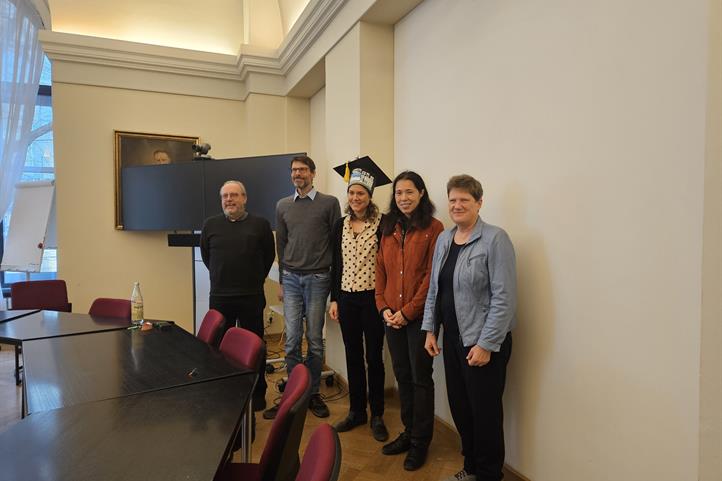  Die Promotionskommission gratulierte Frauke Geppert zur erfolgreichen Verteidigung ihrer Dissertation. Von links nach rechts: Prof. Klaus Müller, Prof. Timo Kautz, Frauke Geppert, Prof. Sonoko Bellingrath-Kimura, Prof. Annette Prochnow.
 | Quelle: © Tsvetelina Krachunova / ZALF.