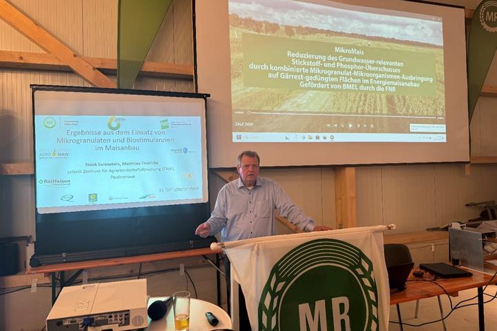 Abschlussveranstaltung Projekt "MikroMais" am 11. Juni 2024 in Cadenberge, Prof. Dr. Frank Eulenstein bei der Ergebnispräsentation. | Quelle: © T. Schuhmacher / Maschinenring Hadeln​.