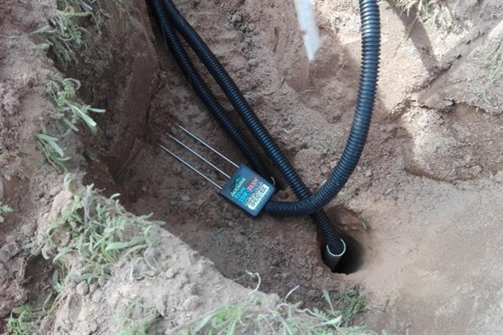 Mobile TDR Sensoren mit LoRa Knoten ermöglichen die Überwachung der Bodenfeuchtigkeit im Oberboden, während eingebaute Sensoren die Feuchtigkeit in 60cm Bodentiefe überwachen. Die Studienergebnisse sind wegweisend für weitere Forschungen an wassereffizienten Anbaumethoden. | Quelle: © Maria Schnaitmann / ZALF.