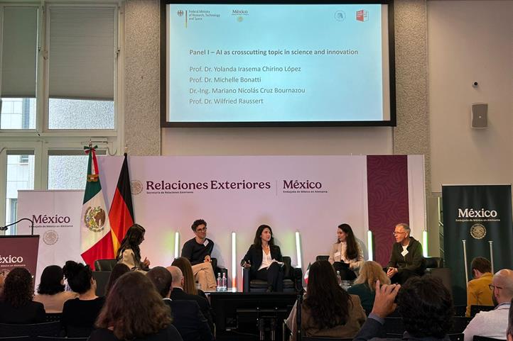  ZALF-Forscherin Prof. Michelle Chevelev-Bonatti in einer Paneldiskussion auf der Berlin Science Week zum wissenschaftlichen Austausch zwischen Mexiko und Deutschland. Im Bild: Prof. Yolanda Irasema Chirino Lopez, Prof. Michelle Chevelev-Bonatti, Dr. Mariano Nicolas Cruz Bournazou, Prof. Wilfried Raussert
 | Quelle: © Stefan Sieber / ZALF.