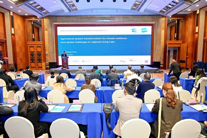 The ZALF conducts research in real-world laboratories on how agriculture can adapt to climate change.  At the end of March, ZALF researcher Dr. Cheng Chen presented these research approaches at the Sino-German scientific symposium on climate-resilient agriculture in Chengdu | Source: © Sichuan Academy of Agricultural Sciences (SAAS).