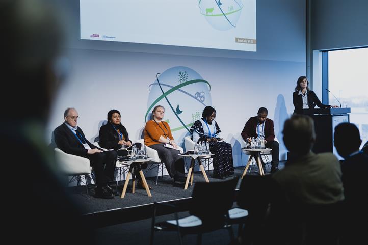 GFFA 2023 Fachpodium mit (von links) Prof. J. von Braun, Tania E. Martinez-Cruz (Global Hub on Indigenous Peoples‘ Food Systems), Dr. Celine Termote (Alliance Bioversity International-CIAT, Kenia), Collela Madjebi (Global Security Disaster Management Madagaskar), Dr. Fatimata Koné (Welthungerhilfe, Mali) und Dr. Katharina Löhr (ZALF) | Quelle: © BMEL/Photothek.