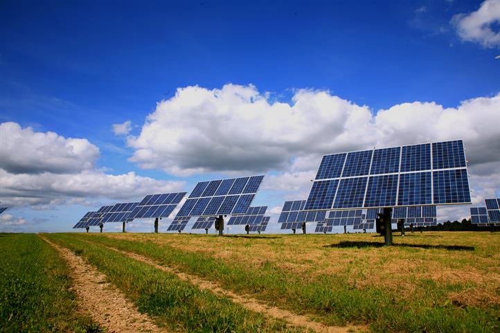 Solaranlage auf einem Feld | Quelle: © RainerSturm | pixelio.de.