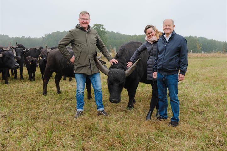  Olaf Scholz, Bundestagsabgeordneter und ehemaliger Bundeskanzler, sowie Brandenburgs Landwirtschaftsministerin Hanka Mittelstädt besuchen eine Agrarnaturschutz-Kooperative des Projekts KOMBI
 | Quelle: © Alexander Paul Brandes / NABU.