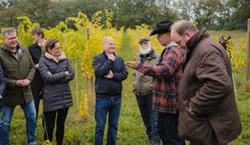 Olaf Scholz, Bundestagsabgeordneter und ehemaliger Bundeskanzler, sowie Brandenburgs Landwirtschaftsministerin Hanka Mittelstädt besuchen eine Agrarnaturschutz-Kooperative des Projekts KOMBI