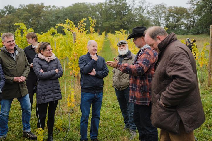  Olaf Scholz und Hanka Mittelstädt im Gespräch mit den beteiligten Landwirt*innen
 | Quelle: © Alexander Paul Brandes / NABU.