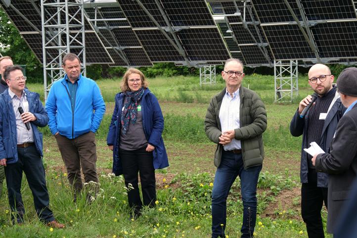  Exchange of expertise directly at the facility: Representatives from research, industry and practice discuss the future of agricultural photovoltaics. The picture can be used for editorial purposes by stating the source
 | Source: © Annika Grabau / ZALF.