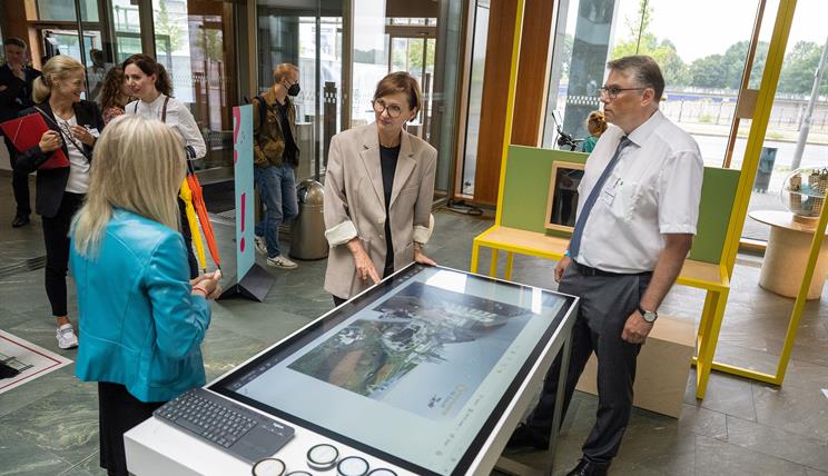The Federal Minister Bettina Stark-Watzinger visited the exhibition stand of the BMBF funding line "Agricultural Systems of the Future" at the Open Day at the Federal Ministry of Education and Research (BMBF) on 20 August. 