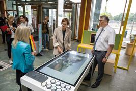 Bundesministerin Stark-Watzinger (Mitte) mit Monika Schreiner (l.) und Thomas Weith (r.) am Stand der „ Agrarsysteme der Zukunft“