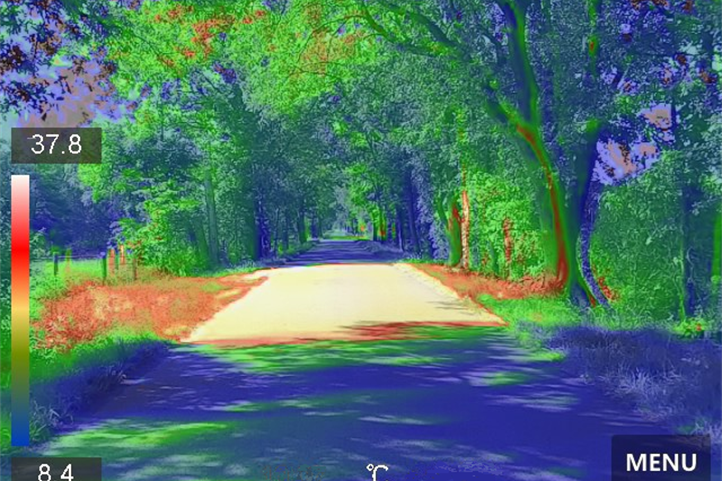 Wärmebildaufnahme auf einem Streckenabschnitt des Radweges: Offene Flächen wie Wiesen und Straßen werden deutlich heißer als beschattete Streckenabschnitte. Links im Bild Farbskala von blau (kühl) bis weiß (heiß). Quelle: © Tobias Nowakowski / BTUS Cottbus.