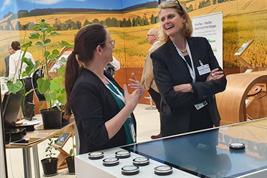 Staatssekretärin Judith Pirscher (rechts) mit Julia Vogt von den Agrarsystemen der Zukunft (links) am Stand
