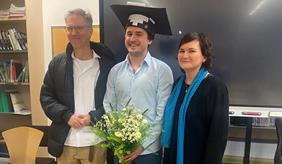 Christoph Schulze nach der erfolgreichen Verteidigung (v.l.n.r.: Jens Rommel, Christoph Schulze, Bettina Matzdorf)