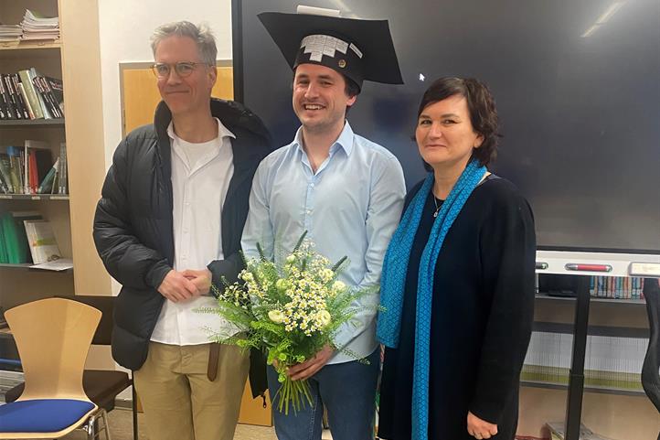 Christoph Schulze nach der erfolgreichen Verteidigung (v.l.n.r.: Jens Rommel, Christoph Schulze, Bettina Matzdorf) | Quelle: © Christoph Schulze / ZALF.