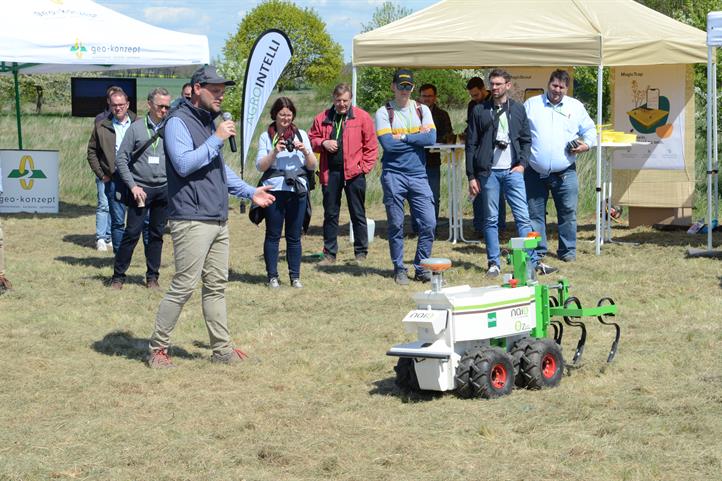 Am 30. April 2024 lädt das ZALF zum Feldrobotik-Tag nach Tempelberg (Steinhöfel). In Vorträgen, einer Podiumsdiskussion und Technikvorführungen wird diskutiert, welche Rolle Agrarroboter und digitale Technologien für die nachhaltige Landwirtschaft der Zukunft spielen. | Quelle: © Sibylle Krickel / ZALF.