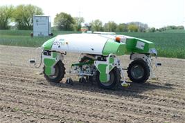 Feldroboter auf dem patchCROP-Landschaftslabor