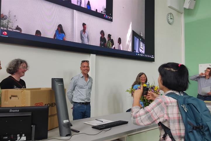 Dr. Benito Schöpke (middle) and Prof. Monika Wulf (on his right) after the successful defense of his dissertation at University of Potsdam. | Source: © Louisa Schöpke.