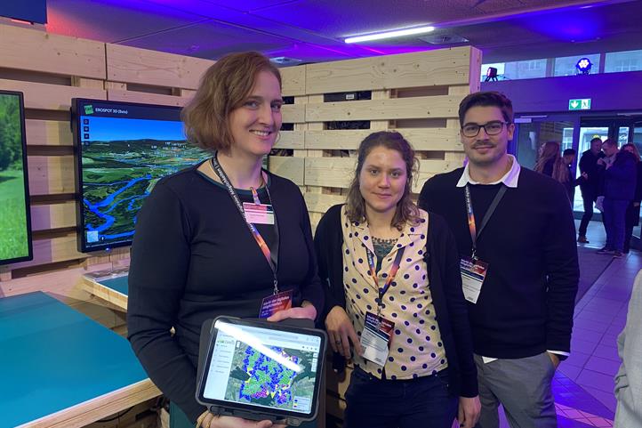 Karoline Hemminger, Frauke Geppert und Marvin Melzer auf dem Digital-Gipfel in Jena (v.l.) | Quelle: © ZALF.