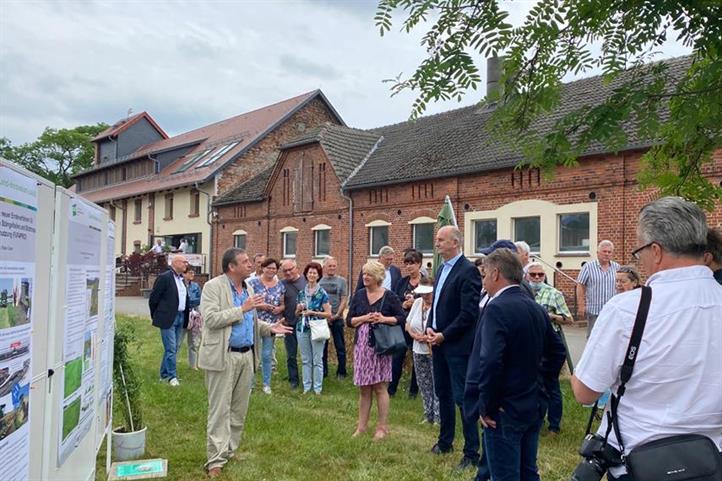 Dr. Klaus Gutser (ZALF) und Dr. Johann Bachinger (ZALF) erläutern Ministerpräsident Dietmar Woidke und weiteren Gästen die Inhalte des Forschungsprojektes | Quelle: © Bernd Starick.