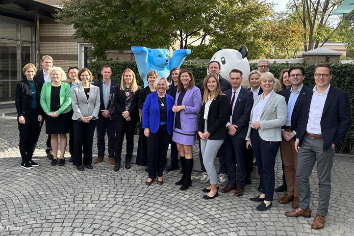 Delegation photo in the German embassy in Beijing
 | Source: © BMEL.