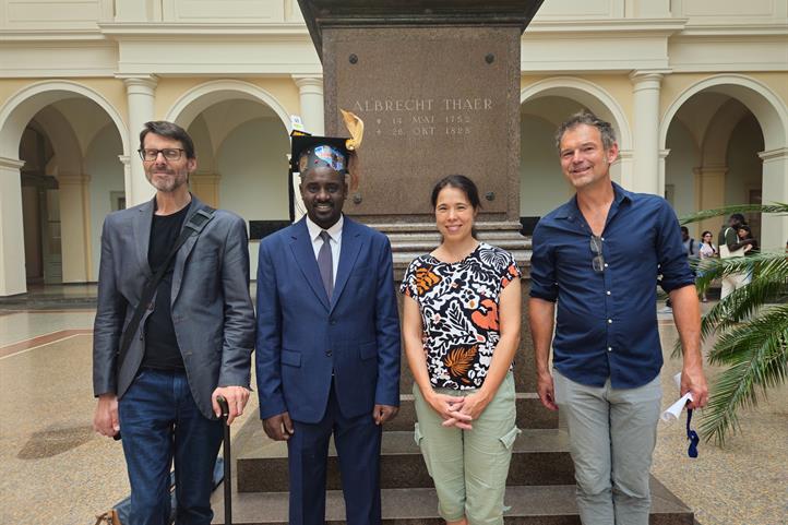 Nach der erfolgreichen Verteidigung (v.l.n.r.): Prof. Dr. Timo Kautz (HU Berlin), Harison Kipkulei, Prof. Dr. Sonoko Bellingrath-Kimura, Prof. Dr. Stefan Sieber (beide ZALF) | Quelle: © Hillary Bett.