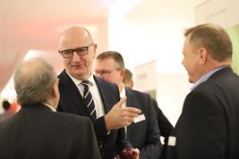 Ministerpräsident Dr. Dietmar Woidke im Gespräch mit Prof. Dr. Frank Eulenstein und Prof. Dr. Klaus Müller, im Hintergrund: Johannes Funke Sprecher für Agrarpolitik der SPD-Fraktion im brandenburgischen Landtag und Geschäftsführer der Kreisbauernverbandes Havelland
