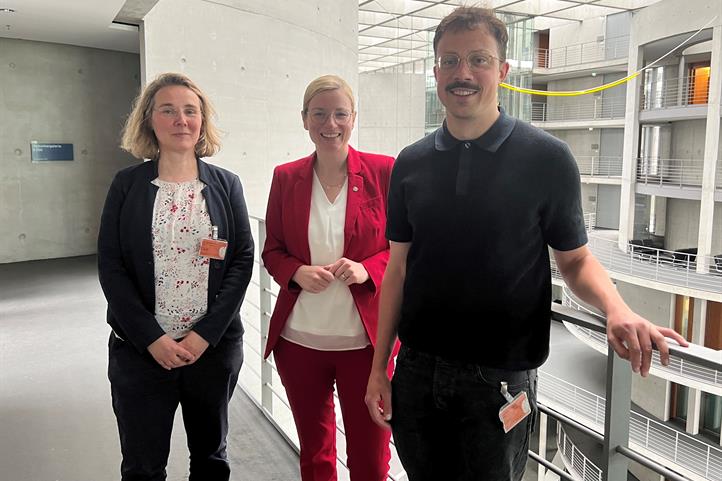 Alexandra Doernberg und Felix Zoll aus der Arbeitsgruppe Co-Design von Wandel und Innovation treffen die Bundestagsabgeordnete Isabel Mackensen-Geis (SPD) während der Veranstaltung Leibniz im Bundestag zum persönlichen Gespräch. | Quelle: © Büro Mackensen-Geis.