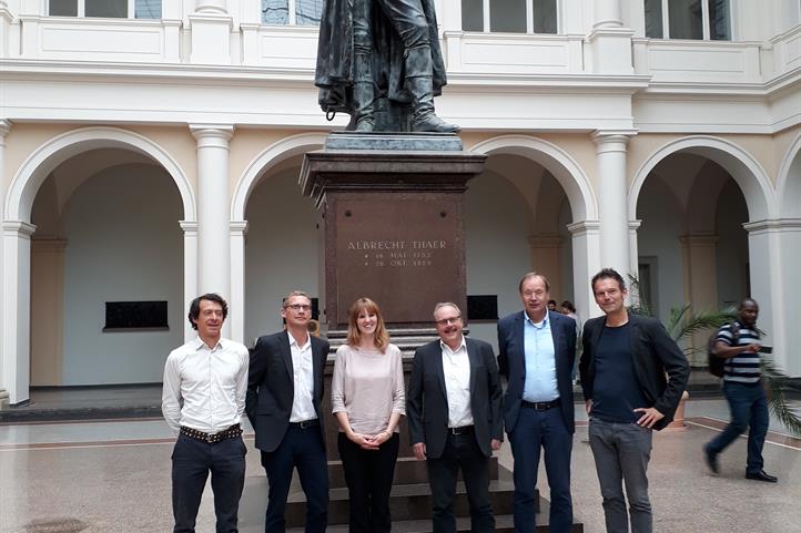 Katharina Löhr mit ihrer Prüfungskommission (Dr. C. Hochmuth, Prof. Dr. L. Kirchhoff, K.Löhr, Prof. Dr. K.Müller,Prof. Dr. W.Bokelmann, Dr. S.Sieber) | Quelle: © Stefan Sieber.